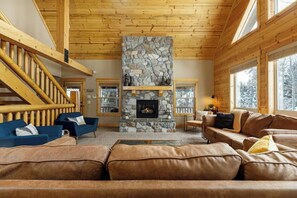 Televisión y chimenea 