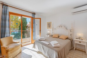 3 slaapkamers, een strijkplank/strijkijzer, gratis wifi, beddengoed
