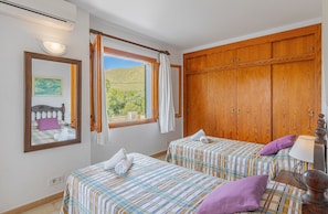 3 bedrooms, iron/ironing board, free WiFi, bed sheets