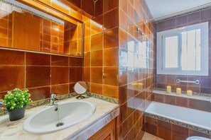Shower, bidet, towels