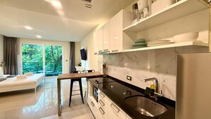 Refrigerador, microondas, parrilla de estufa y cafetera y tetera 