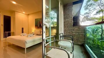 Tabla de planchar con plancha, internet y ropa de cama