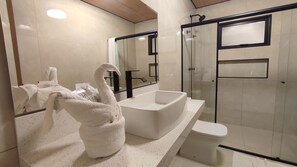 Jetted bath, hair dryer, towels, soap - Romantic double room with a view, hot tub, and breakfast. (Campos do Jordão)