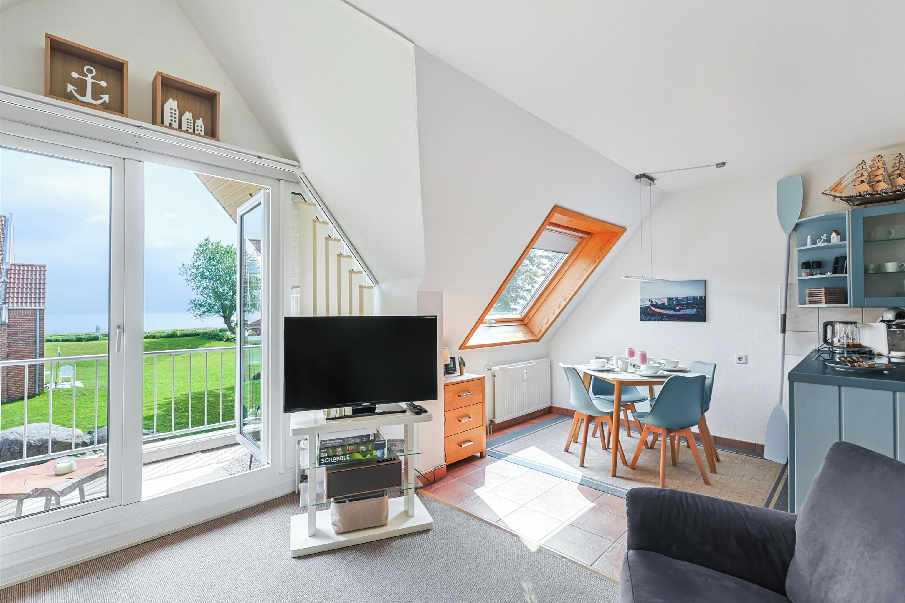 Fernseher, Tischfußball, Tischtennisplatte, Bücher