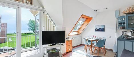 Fernseher, Tischfußball, Tischtennisplatte, Bücher