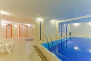 Indoor pool - Family bunk - sea view, activity room, playground, balcony, own parking space (Kronsgaard)