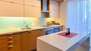 Geladeira, micro-ondas, fogão, cooktop