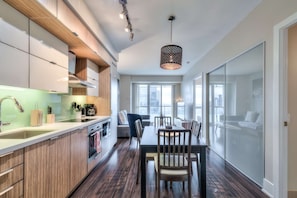 Réfrigérateur, micro-ondes, four, plaque de cuisson