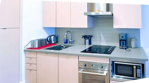 Réfrigérateur, micro-ondes, four, plaque de cuisson