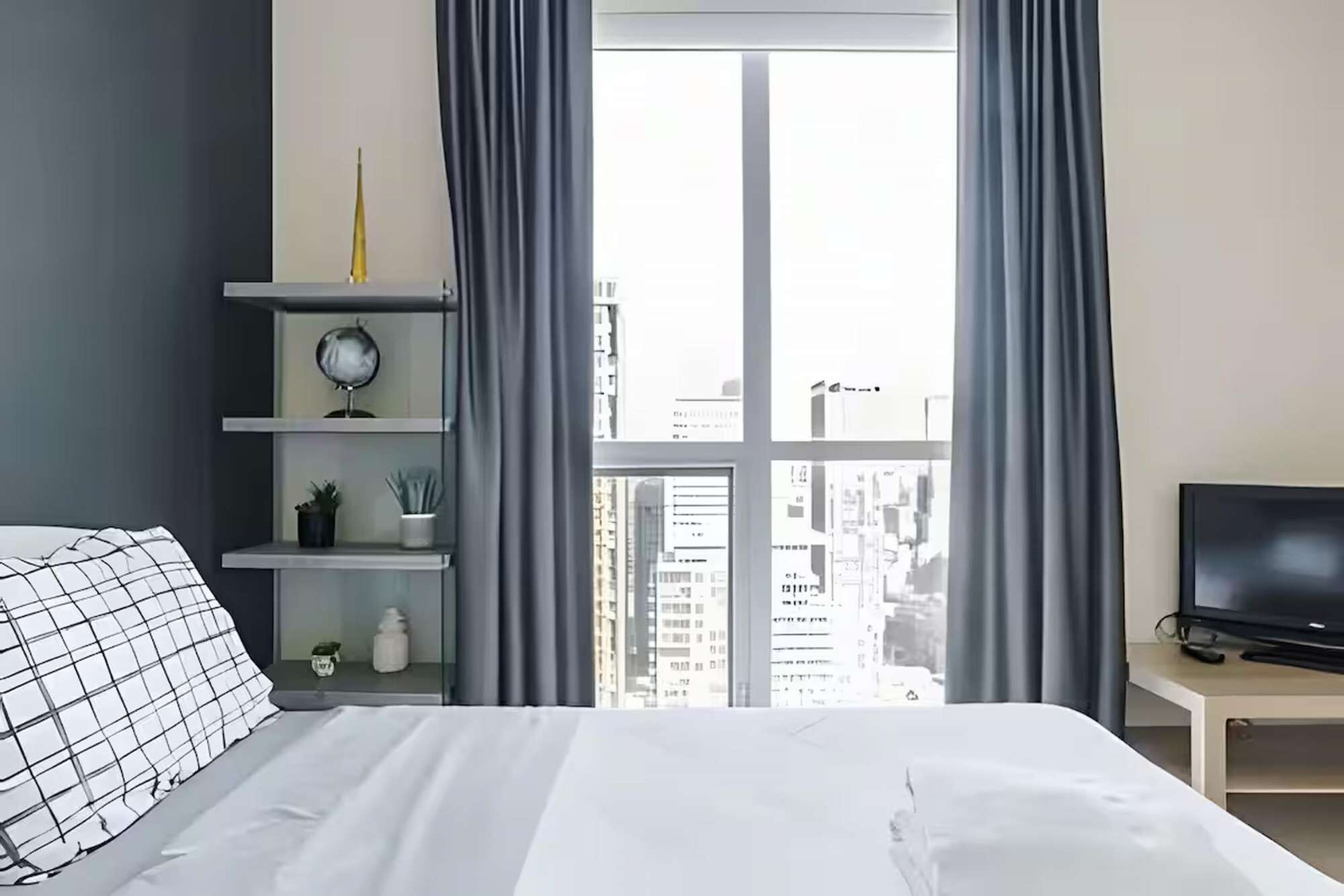 Tabla de planchar con plancha, wifi y ropa de cama 