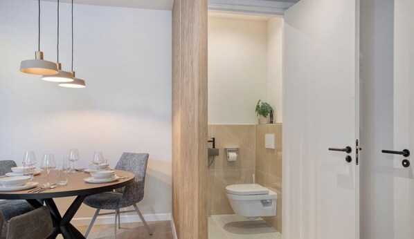 Shower, hair dryer, towels, shampoo