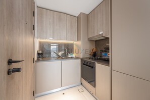 Fridge, microwave, oven, stovetop - Prime Location, Near Bus Stop, Steps from the Park, 20 Minutes to Dubai Marina (Dubai)
