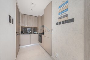 Fridge, microwave, oven, stovetop - Prime Location, Near Bus Stop, Steps from the Park, 20 Minutes to Dubai Marina (Dubai)