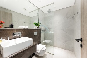Shower, hair dryer, bidet, towels - Prime Location, Near Bus Stop, Steps from the Park, 20 Minutes to Dubai Marina (Dubai)