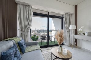 TV - Prime Location, Near Bus Stop, Steps from the Park, 20 Minutes to Dubai Marina (Dubai)