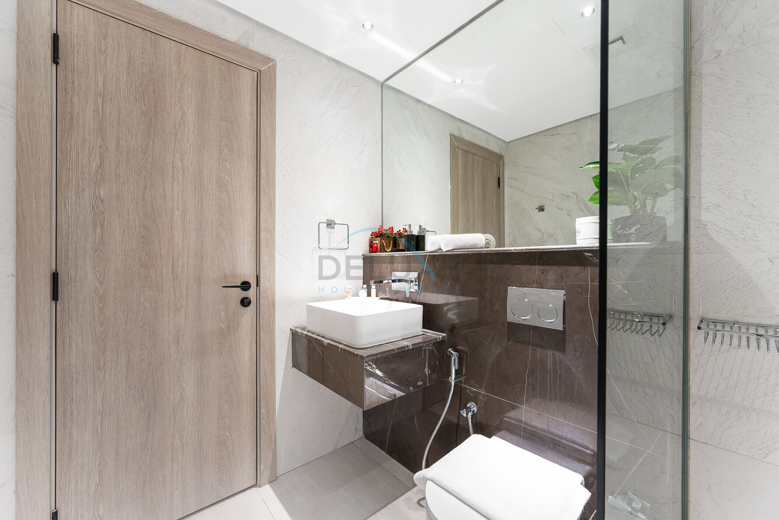 Een douche, een haardroger, een bidet, handdoeken