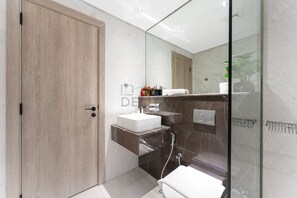 Shower, hair dryer, bidet, towels - Prime Location, Near Bus Stop, Steps from the Park, 20 Minutes to Dubai Marina (Dubai)