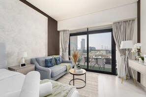 TV - Prime Location, Near Bus Stop, Steps from the Park, 20 Minutes to Dubai Marina (Dubai)