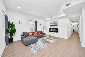 Smart TV, fireplace - 3BR Sleeps 8 • Near DT • Free Parking & Fast WiFi (Houston)