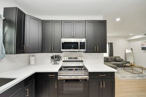 Réfrigérateur, micro-ondes, four, plaque de cuisson