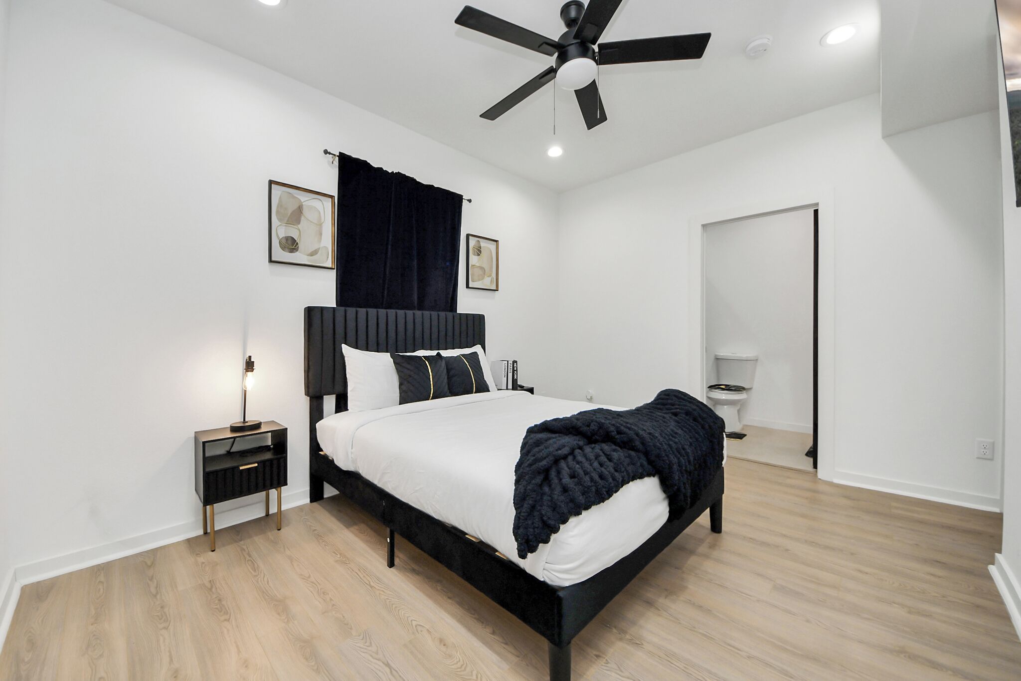 Fer et planche à repasser, Wi-Fi gratuit, draps fournis