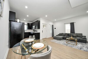 Living area - Spacious Luxury Duplex near Downtown Houston (Houston)