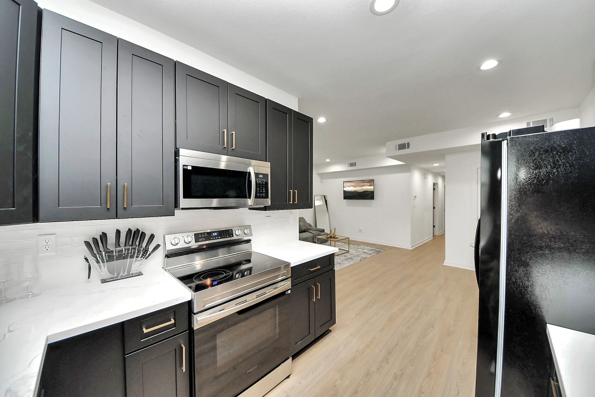 Jääkaappi, mikroaaltouuni, uuni, liesi