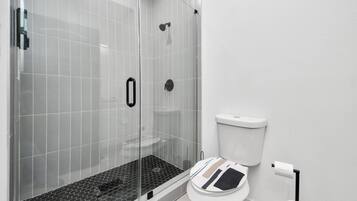 Een douche, een haardroger, handdoeken, zeep
