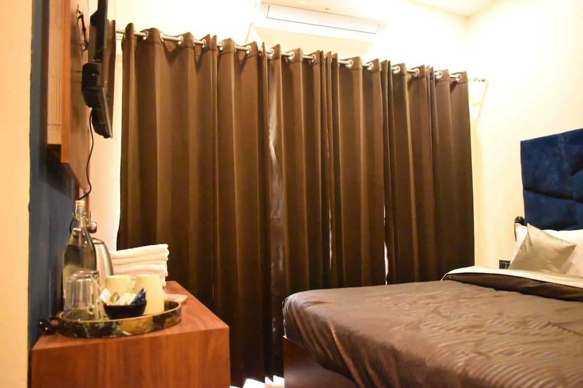 Family Room | Desk, free WiFi