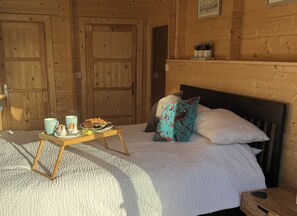 3 bedrooms, iron/ironing board, travel crib, free WiFi - 3 Bedroom 2 Bath Chalet with hot tub in peaceful countryside close to Exeter (Broadclyst)