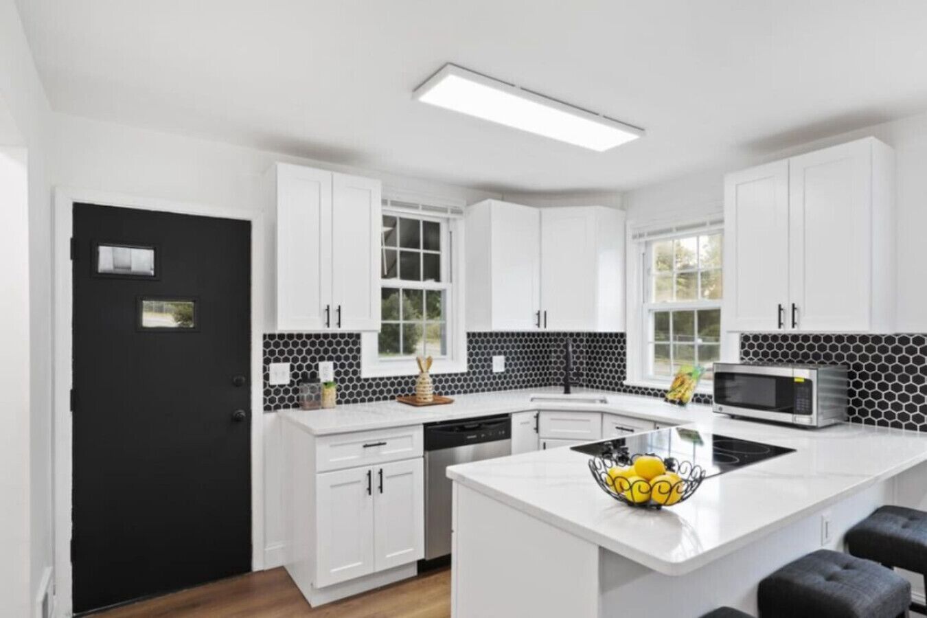 Een koelkast, een magnetron, een oven, een kookplaat