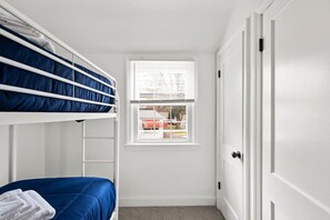 Desk, iron/ironing board, WiFi, bed sheets