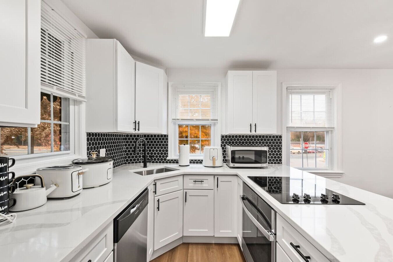 Kjøleskap, mikrobølgeovn, ovn og kokeplater