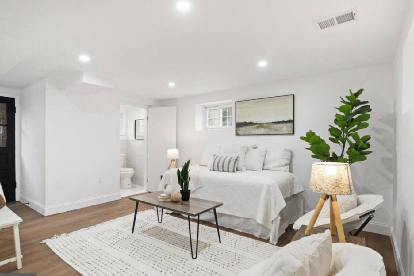 Een bureau, een strijkplank/strijkijzer, wifi, beddengoed