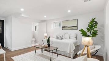 Een bureau, een strijkplank/strijkijzer, wifi, beddengoed