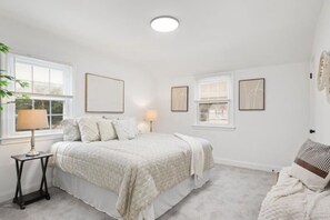 Een bureau, een strijkplank/strijkijzer, wifi, beddengoed