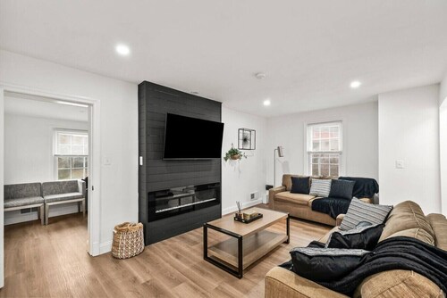 1 min to DC 6 beds sleeps 12 w/ yard and parking