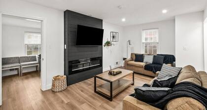 1 min to DC 6 beds sleeps 12 w/ yard and parking