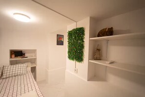 Silitysrauta/-lauta, Wi-Fi, vuodevaatteet