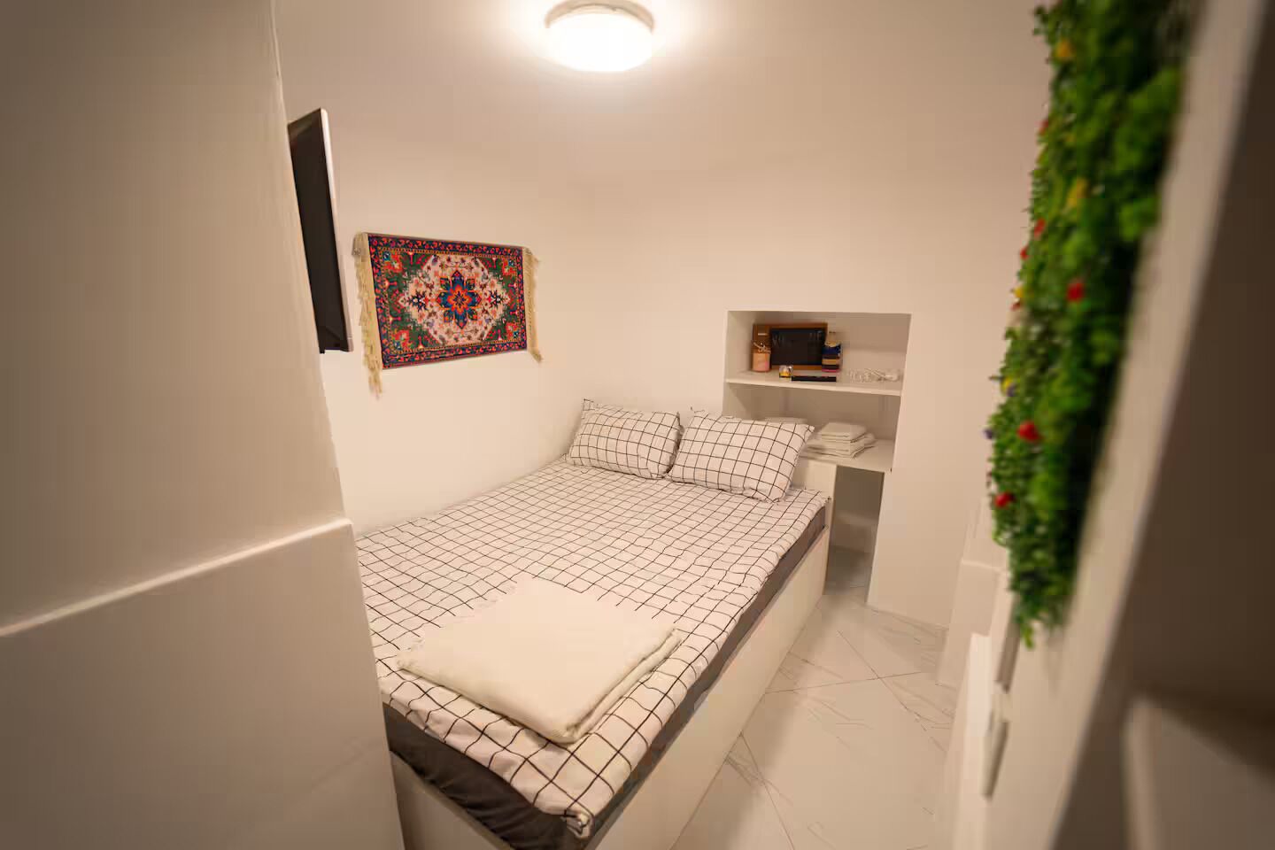 Tabla de planchar con plancha, wifi y ropa de cama 