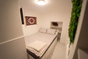 Tabla de planchar con plancha, wifi y ropa de cama 