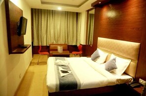 Classic Triple Room | Desk, free WiFi