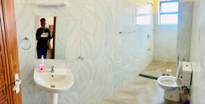 Luxury Apartment, Sea View | Bathroom | Free toiletries, towels, soap, shampoo