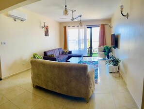 Luxury Apartment, Sea View | In-room dining