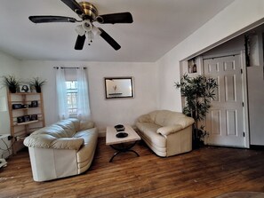 Living area - Cozy 1-bedroom house in perfect Capitol Heights with AC (Capitol Heights)