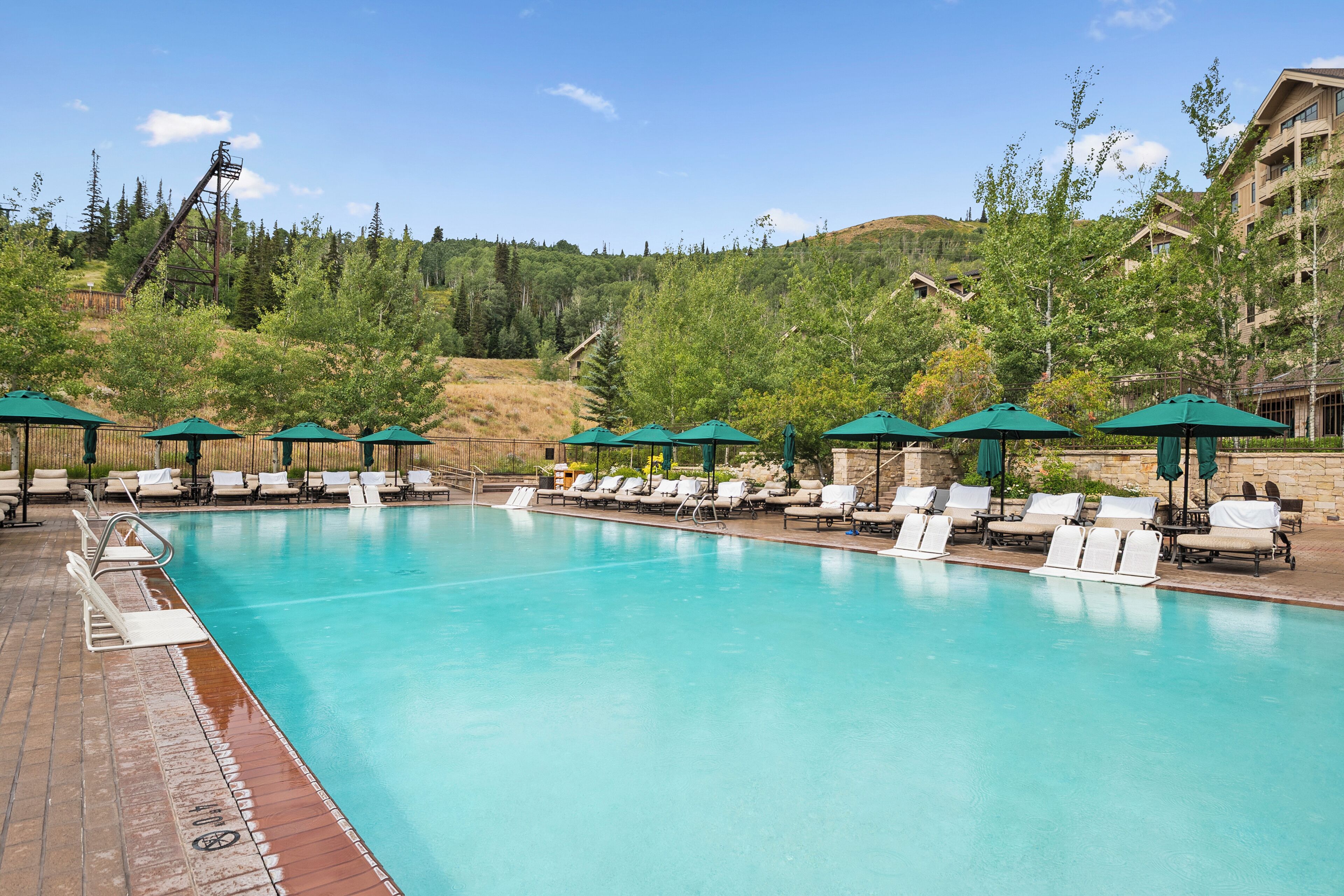 Een binnenzwembad, een verwarmd zwembad