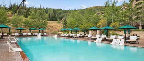 Een binnenzwembad, een verwarmd zwembad