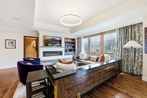 Smart TV, chimenea, oficina