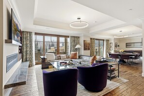 Smart TV, chimenea, oficina