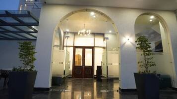 Vista frontal de la propiedad